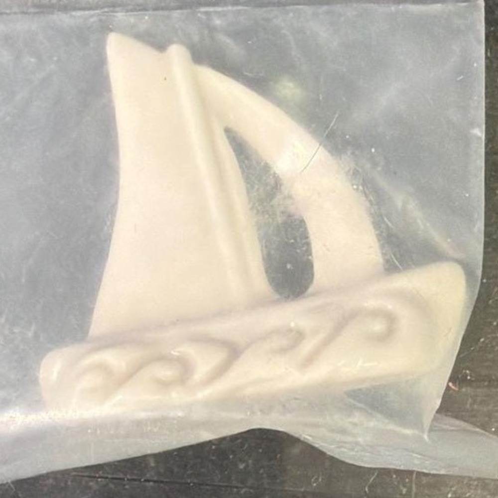 Wade Vintage Style White Ceramic Sailboat Pin‎ Nautical Coastal Brooch